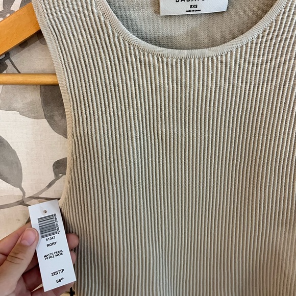 ✨ Babaton Sculpt Knit Racer Cropped Tank ✨ - Picture 4 of 4